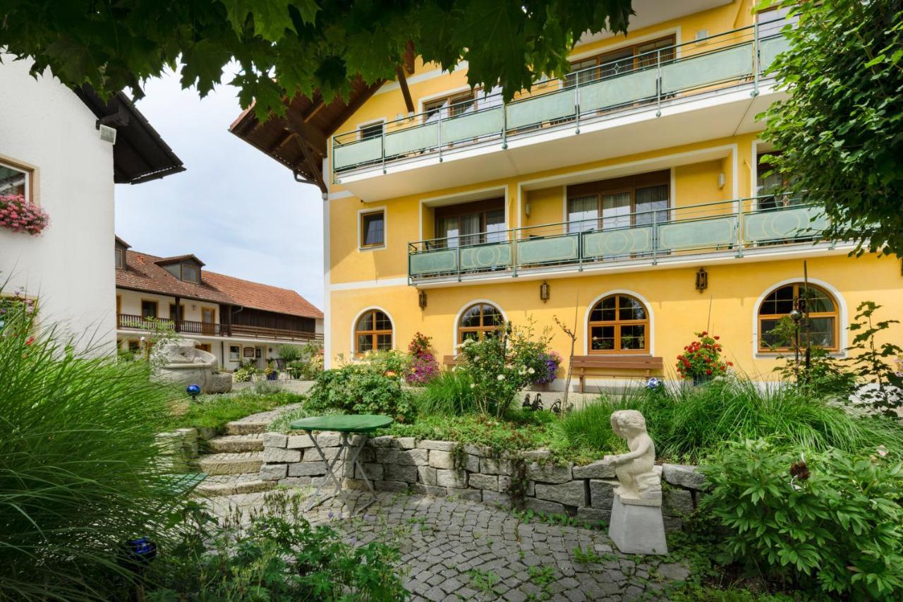 Hotel Preishof Kirchham Exteriör bild