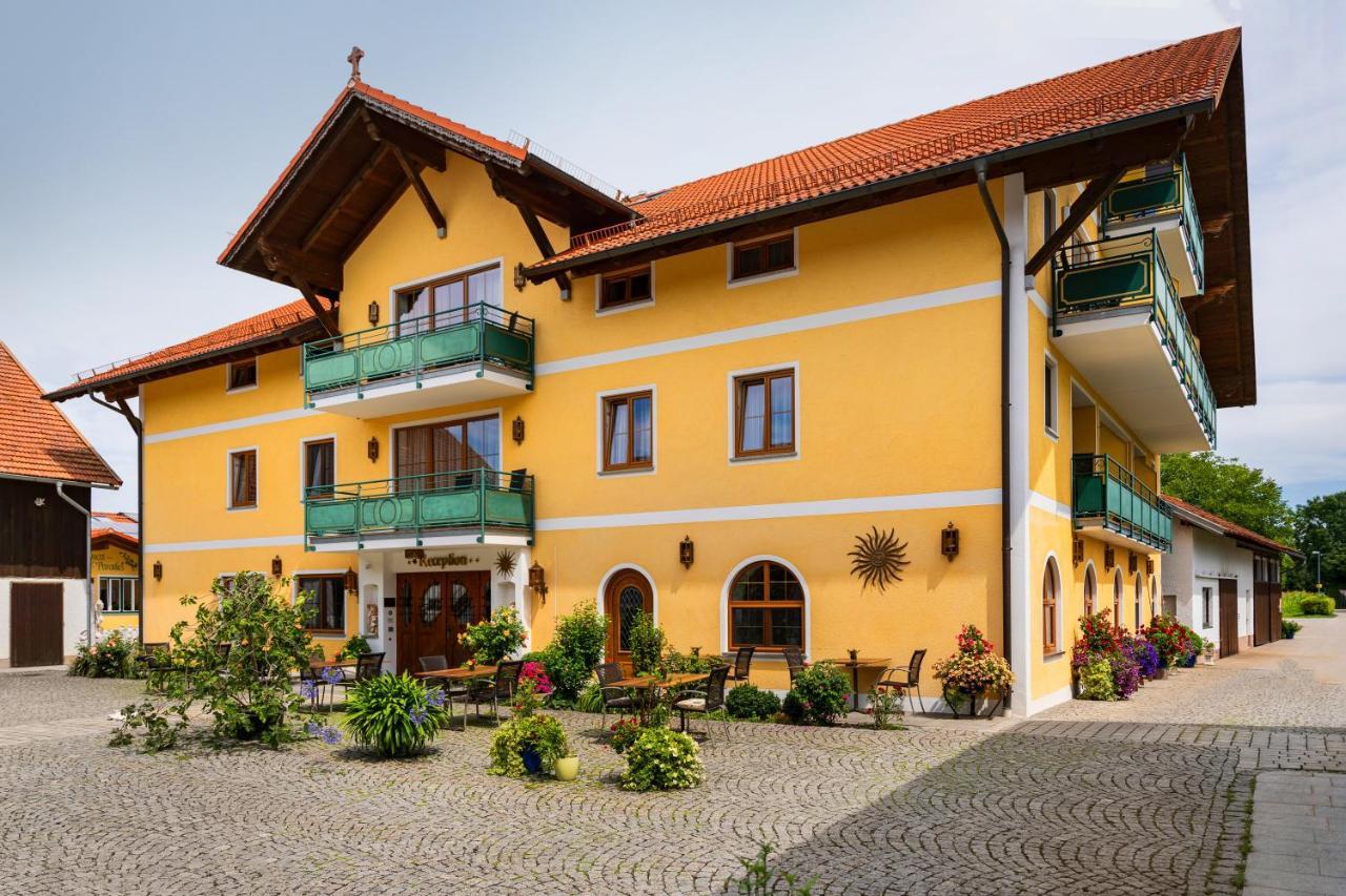 Hotel Preishof Kirchham Exteriör bild